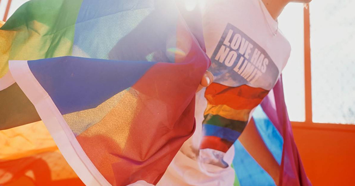 C&A se lanza a celebrar la diversidad con una colección “Pride” y prendas “genderless”
