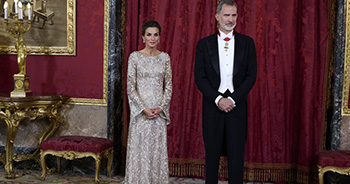 la-reina-letizia-eligio-un-vestido-de-un-disenador-argentino-para-una-cena-de-gala